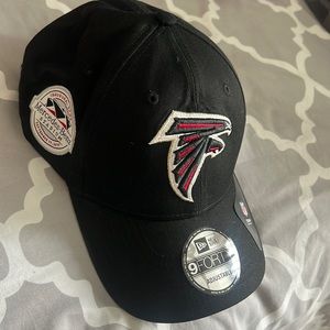 Black adjustable falcons hat NWT